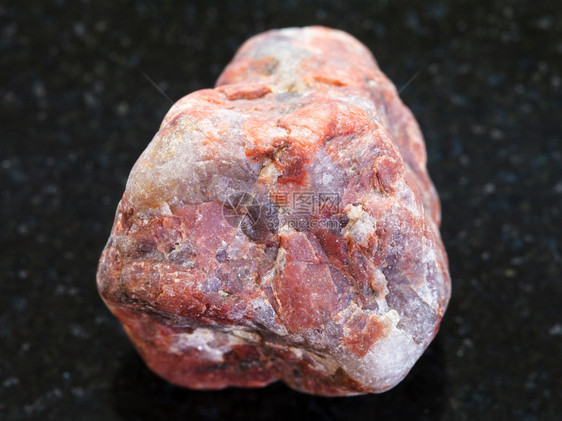天然矿物岩标本的大型暗花岗岩底佩格马蒂石块的图片
