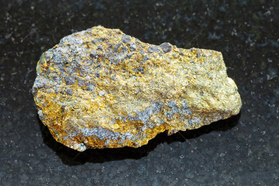 天然矿物岩标本的大型自然矿物岩石深花岗岩底的粗金矿石图片