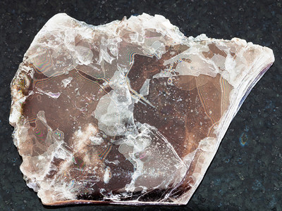 自然矿物岩标本的大型射程深花岗岩背景的粗棕色浆图片
