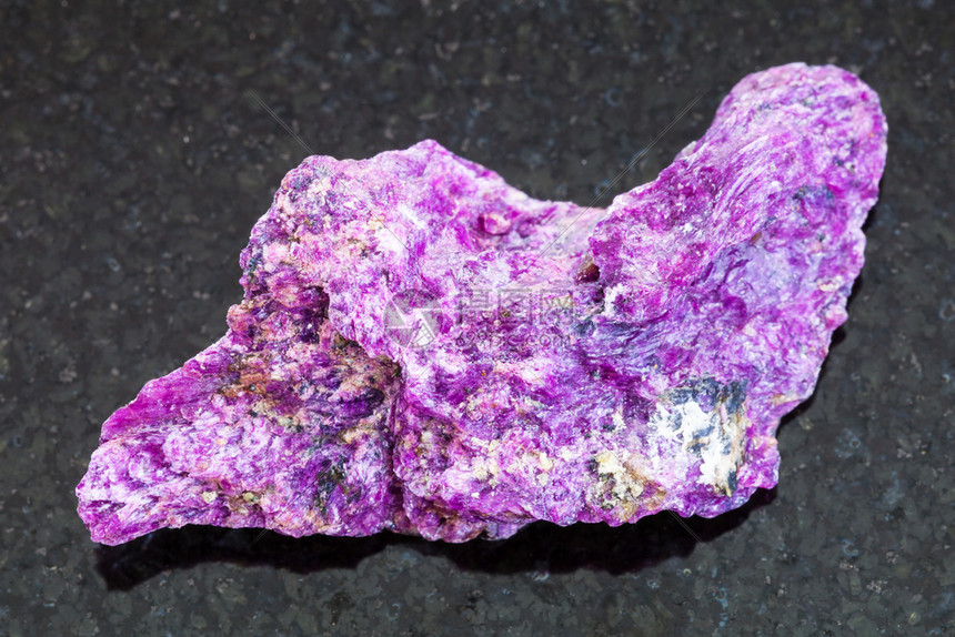 自然矿物岩石标本的宏观俄罗斯阿尔泰山脉深花岗岩底上的原Stichtite石块图片