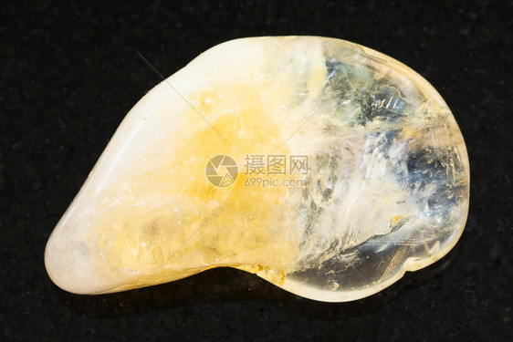 天然矿物岩石标本的大型黑色花岗岩底的黄金石宝抛光图片