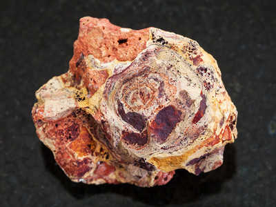 天然矿物岩标本深花岗岩底的粗铝土矿石图片