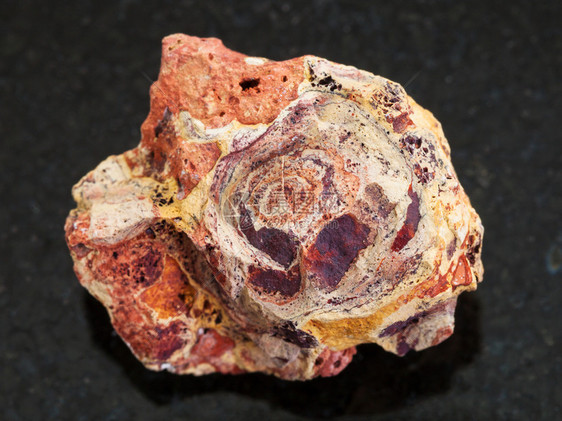 天然矿物岩标本深花岗岩底的粗铝土矿石图片