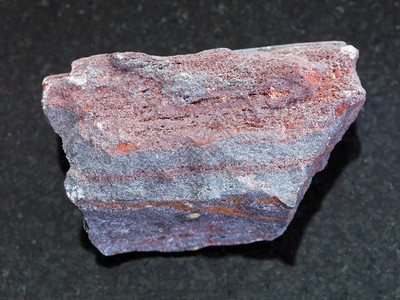 天然矿物岩石标本的大型深花岗岩底的原石图片