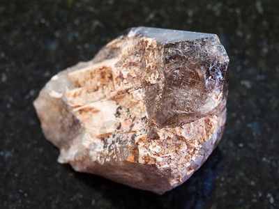 天然矿物岩石标本的大型暗花岗岩底的烟雾石矿宝原晶体图片