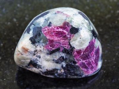 天然矿物岩石标本的大型深花岗岩底石中的粉红色Cronundum晶体图片