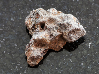自然矿物岩石标本的大型深花岗岩底的Basalt石头图片