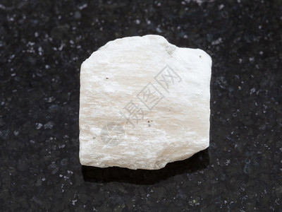 天然矿物岩石标本的大型深花岗岩底的白色Gypsum石图片