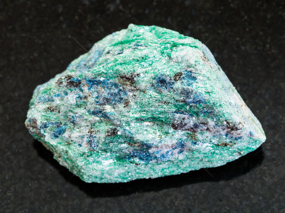 自然矿物岩石标本的大型俄罗斯卡雷利亚Hizovaara的深花岗岩背景上的原Fuchsite石铬米卡图片
