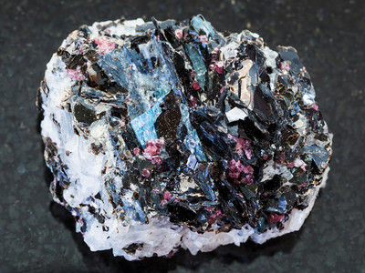 自然矿物岩石标本的大型俄罗斯卡雷利亚上普隆斯科耶湖赫特岛深花岗岩底暗上带生物石基扬木质晶体的粗金尼斯石图片