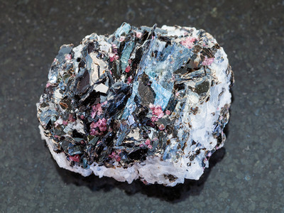 天然矿物岩石标本的大型俄罗斯卡雷利亚上普隆斯科耶湖赫特岛深花岗岩底上带生物石基扬木质晶体的原Gneiss石图片