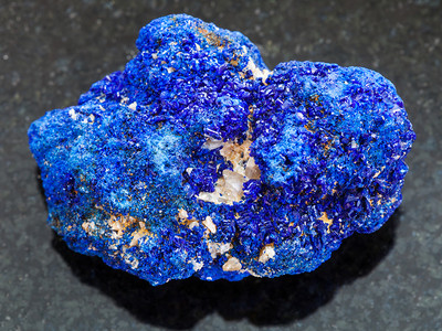 俄罗斯阿尔泰山区Rubtsovskiy矿井深花岗岩底的粗晶状Azurite石图片