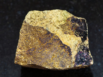 俄罗斯乌拉尔山脉维德洛夫克地区Safyanovoskoe矿山的黑花岗岩底天然矿物石标本粗黄沙石块来自俄罗斯乌拉尔山Safyano图片