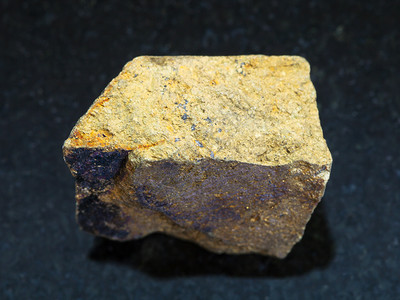 花岗岩底天然矿物石标本黄沙石来自俄罗斯维尔德洛夫克地区safya背景