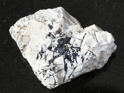自然矿物岩石标本的大型俄罗斯科拉半岛希比尼山深花岗岩背景的粗石上伊尔梅尼黑晶石背景图片