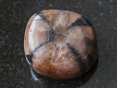 自然矿物岩石标本的大型暗花岗岩底的Chiastolite宝石图片