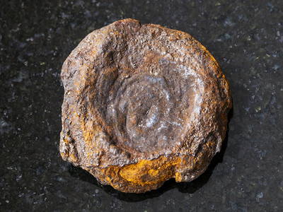 天然矿物岩标本的大型自然矿物岩石深花岗岩底原生湖铁矿石硬币类型墨图片