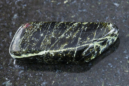 天然矿物岩石标本的大型在俄罗斯卡雷利亚Kovdor地区深花岗岩底的Diopside宝石抛光图片