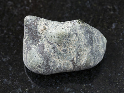 自然矿物岩石标本的大型位于Rissia的Karelia的深花岗岩底苏埃维特石块图片