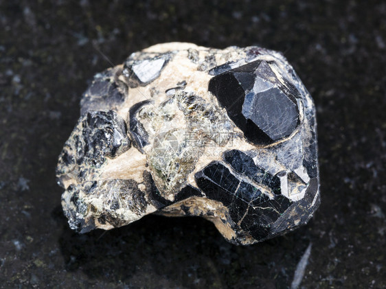 俄罗斯雅库提亚市BolshoyGon矿井底深花岗岩黑晶上的Spinel宝石的粗黑晶俄罗斯雅库提亚图片