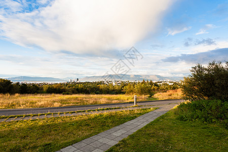 前往冰岛奥斯克朱利德山的道路和雷克雅未克市9月傍晚的景色图片