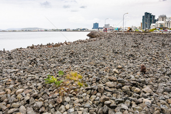 前往冰岛位于雷克雅未市的Reykjavik市大西洋海岸的雕塑和石滩图片