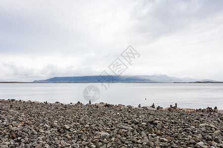 前往冰岛位于雷克雅未市Reykjavik市大西洋海岸的雕塑和漫步September带有石形金字塔的块海滩图片