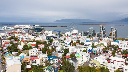 于秋天从Hallgrimskirkja教堂乘港口和大西洋海岸飞往冰岛雷克雅未市的空中观察图片