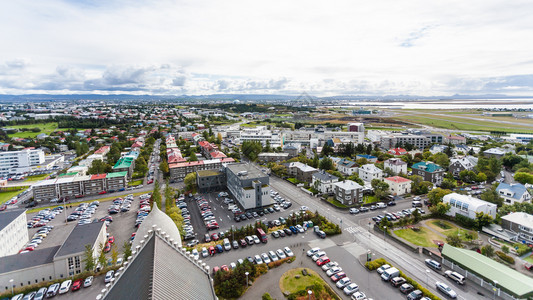 前往冰岛秋天从Hallgrimskirkja教堂空中查看雷克雅未市Eiriksgata街图片