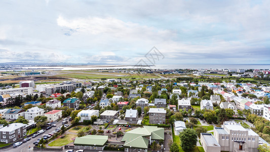 于秋天从Hallgrimskirkja教堂对雷克雅未市进行空中观察图片