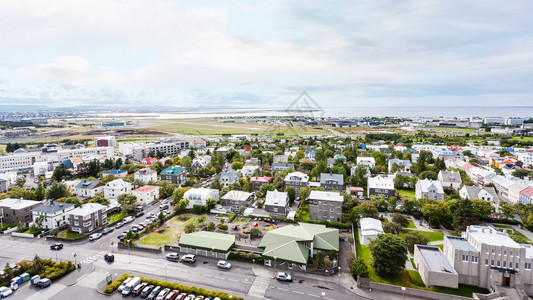 前往冰岛秋天从Hallgrimskirkja教堂对雷克雅未市邻居的空中观察图片