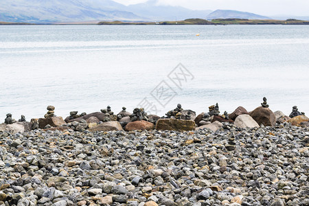 前往冰岛位于雷克雅未市内大西洋海岸雕塑和漫步的石形金字塔图片