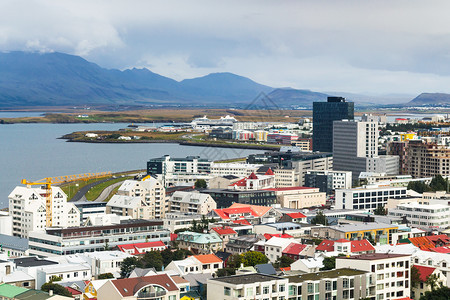 前往冰岛的旅行在位于雷克雅未市的Midborg区和大西洋上空从Hallgrimskirkja教堂前往冰岛图片