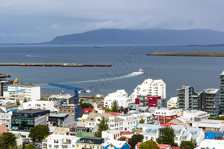 前往冰岛的旅行在Midborg区和雷克雅未市港口的上空从Hallgrimskirkja教堂图片