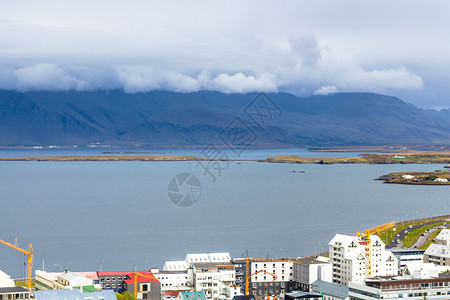 前往冰岛位于雷克雅未市的大西洋海岸上空从Hallgrimskirkja教堂前往冰岛图片