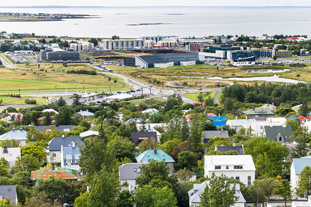 前往冰岛雷克雅未市和大西洋海岸的上空从位于塞普坦贝尔的Hallgrimskirkja教堂图片