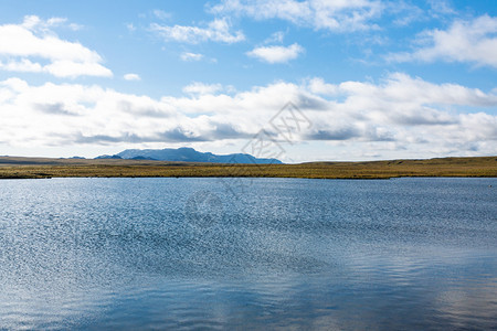 前往冰岛平板地貌坦的Leirvogsvatn湖图片
