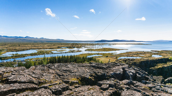 前往冰岛与廷韦利尔公园的廷瓦尔拉坦湖的山谷对面位于塞普坦贝尔图片