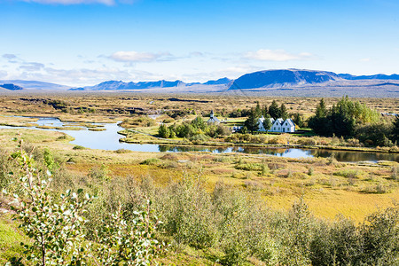 前往冰岛位于廷韦利尔公园September的断裂谷上空图片