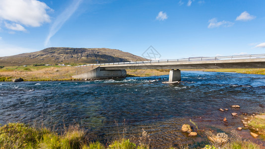 前往冰岛布鲁阿拉河秋季在Laugarvatnsvegur公路上架桥图片