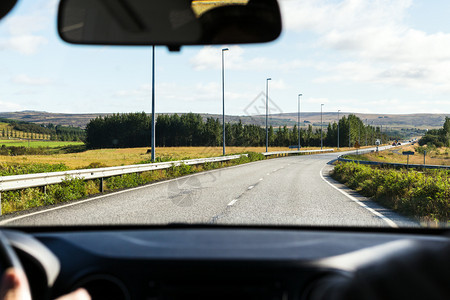 前往冰岛的旅程阳光明日在冰岛的Thingvallavalegur公路上驾车图片