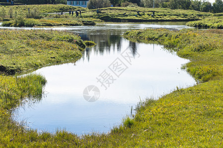 前往冰岛位于Thingvelllir公园位于September的Oxara河谷的池塘图片