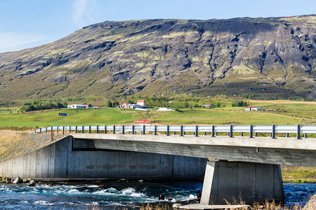 前往冰岛秋季劳加瓦滕斯维格尔路布鲁拉河大桥景观图片