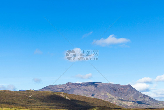 冰岛EfstiDalur村附近的Laugarvatnsvegur公路沿线的山上蓝色天空图片