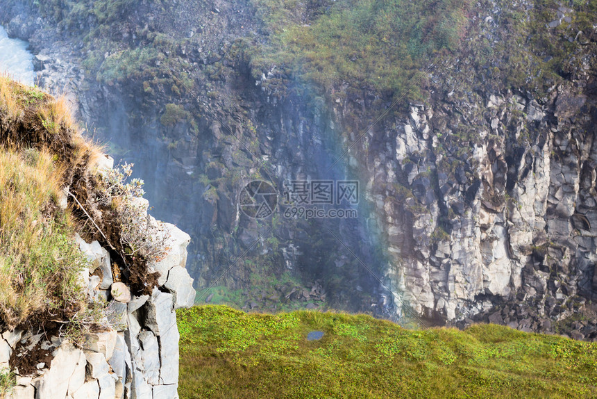 前往冰岛秋天在奥尔福萨河峡谷上空的彩虹图片