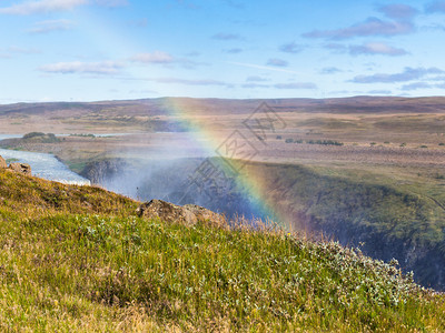 前往冰岛位于奥尔福萨河谷上方的彩虹图片