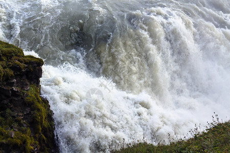 前往冰岛秋天在Gullfos瀑布下水图片