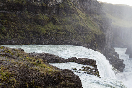 前往冰岛秋天Gullfos瀑布中的水流图片