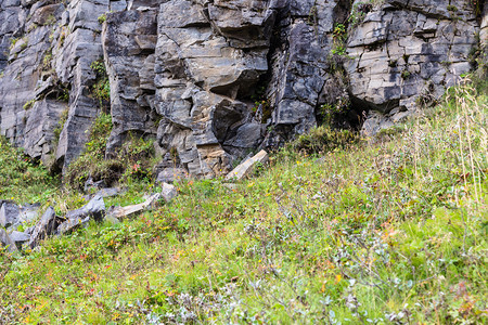 前往冰岛秋天在古尔弗斯瀑布附近奥尔福萨河峡谷的石墙图片