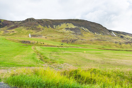 前往冰岛的旅行7月Hveragerdi温泉河轨迹区绿谷风景图片